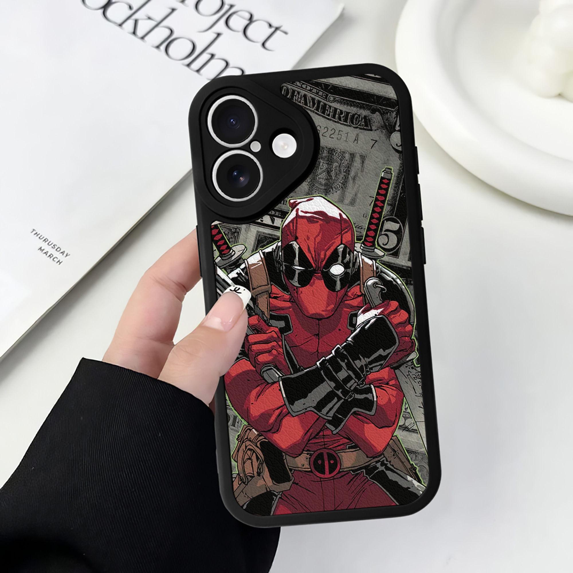 （画像用） Deadpool デッドプール 【iPhone 16シリーズ対応】シリコンスマホケース（レザー調） 材質：シリコン